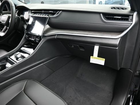 New 2025 Jeep Grand Cherokee L Limited w/ Black Appearance Package image 39