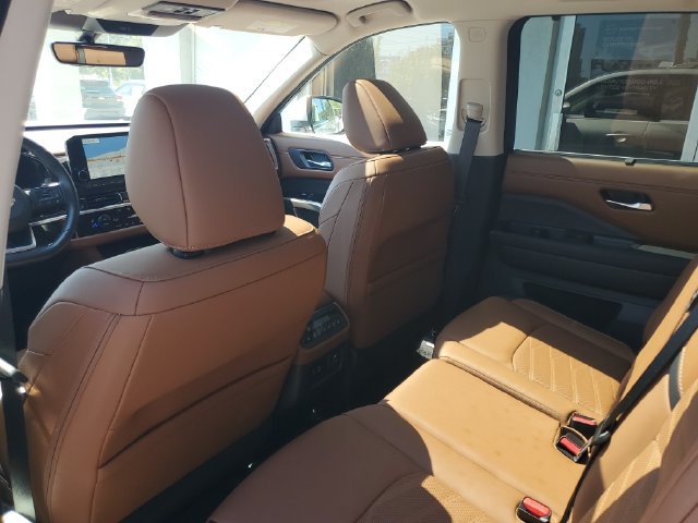 Certified 2025 Nissan Pathfinder Platinum w/ Cargo Package FWD image 36