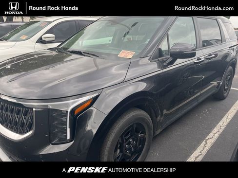 Used 2025 Kia Carnival image 1