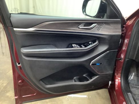 Used 2022 Jeep Grand Cherokee Overland w/ Advanced Protech Group III image 13