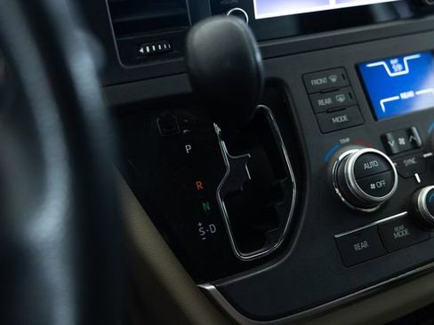 Used 2020 Toyota Sienna L FWD image 31
