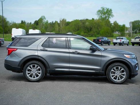 Used 2023 Ford Explorer XLT w/ Equipment Group 202A AWD/4WD image 4