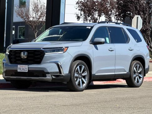 Used 2025 Honda Pilot Touring image 8