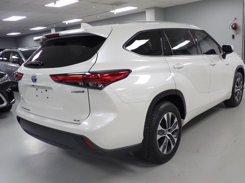 Used 2020 Toyota Highlander XLE image 2