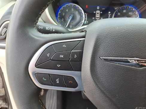 Used 2023 Chrysler Pacifica Touring-L FWD image 16