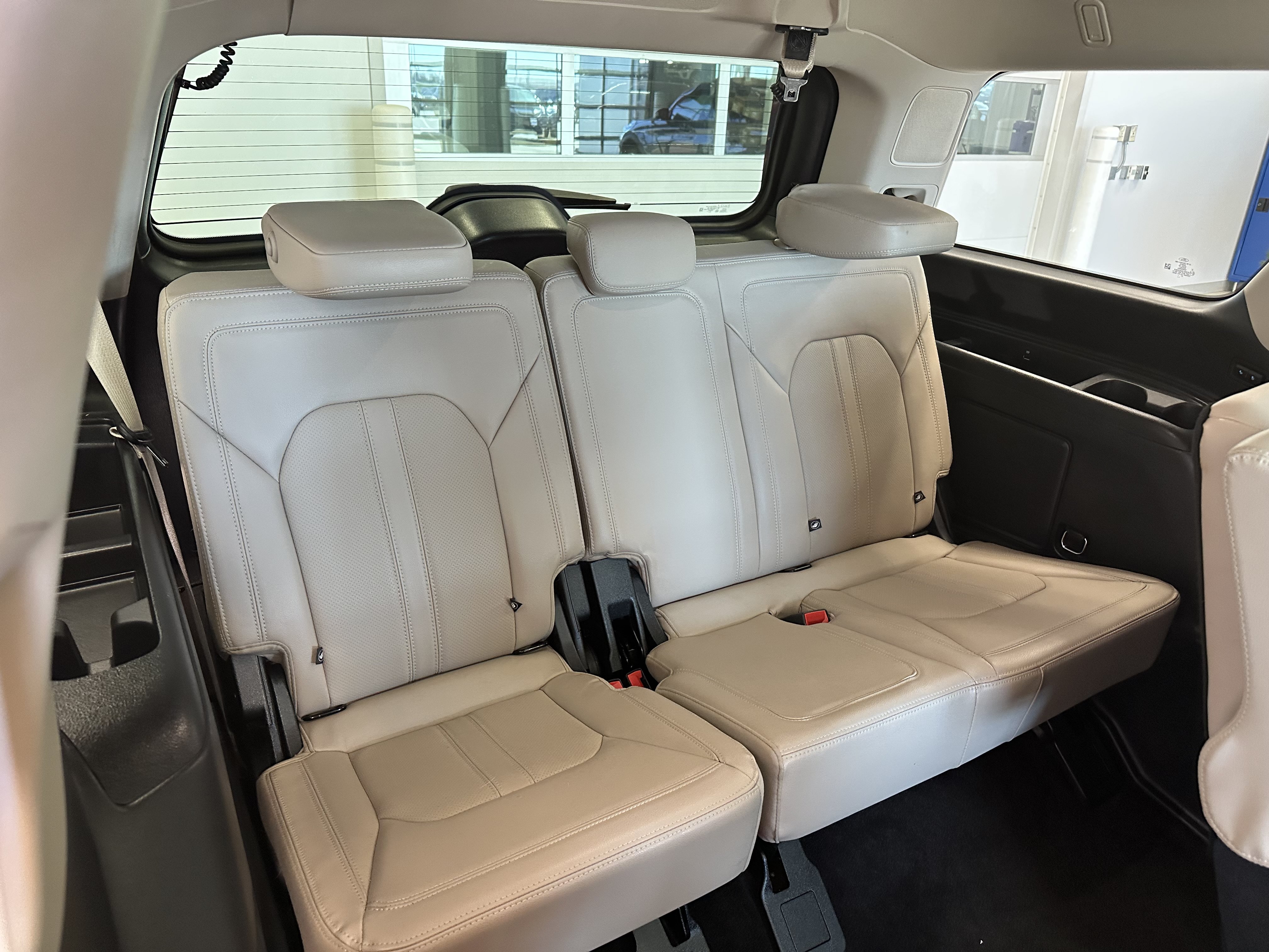Used 2022 Ford Expedition Limited AWD/4WD image 14