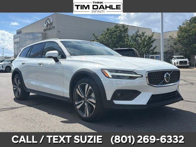 Used 2025 Volvo V60 B5 Cross Country Plus AWD/4WD image 1