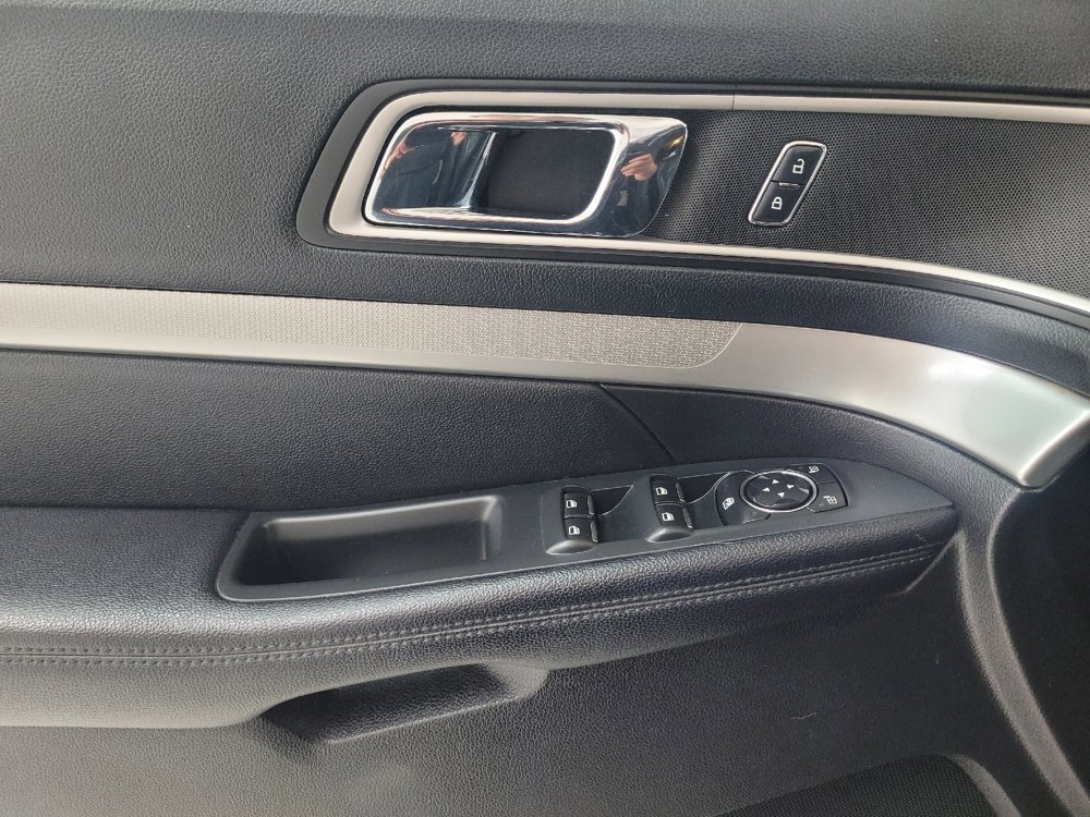 Used 2017 Ford Explorer XLT w/ Equipment Group 202A FWD image 27
