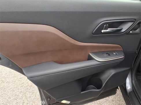 Used 2023 Toyota Crown Limited image 14