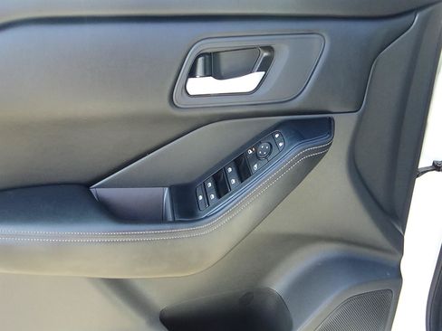 Used 2025 Nissan Rogue SV AWD/4WD image 14