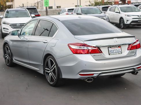 Used 2017 Honda Accord Touring image 2