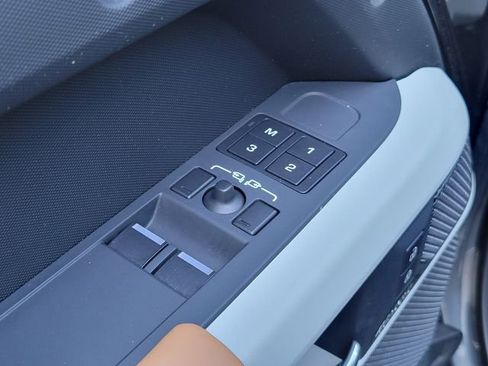 Used 2023 Land Rover Defender 90 X-Dynamic SE image 28