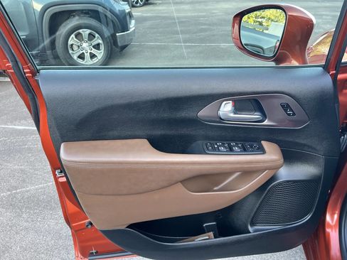 Used 2018 Chrysler Pacifica Limited w/ Tire & Wheel Group image 19