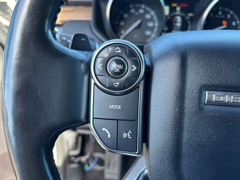 Used 2017 Land Rover Discovery HSE image 18