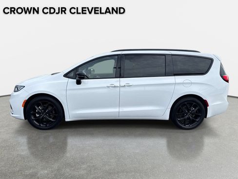 Used 2025 Chrysler Pacifica Limited FWD image 8