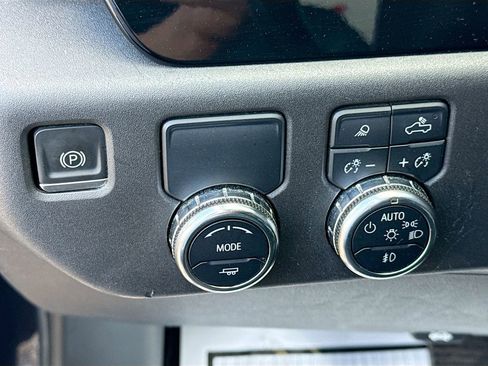 Used 2024 GMC Sierra 1500 SLT image 11