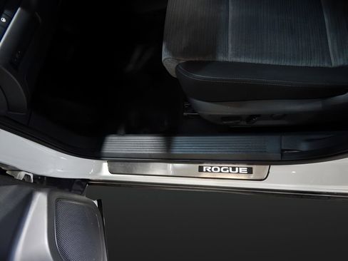 Used 2023 Nissan Rogue SV image 14