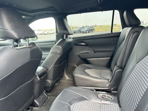 Used 2022 Toyota Highlander XSE FWD image 10