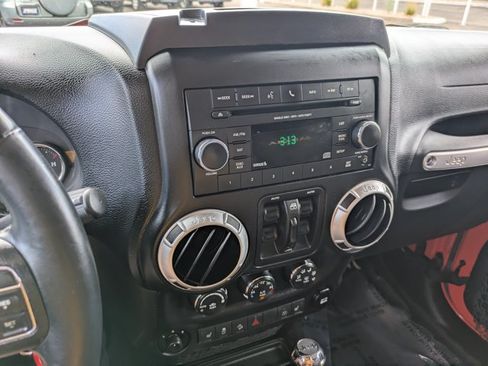 Used 2015 Jeep Wrangler Unlimited Sahara w/ Connectivity Group AWD/4WD image 12