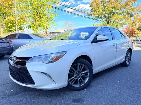 Used 2017 Toyota Camry SE image 2