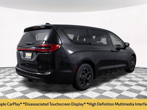 Used 2022 Chrysler Pacifica Touring-L w/ Uconnect Theater Family Group FWD image 24