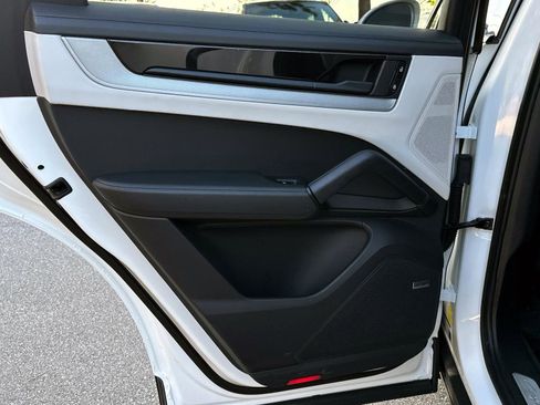 Used 2024 Porsche Cayenne image 13