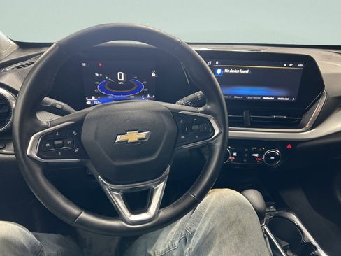 Used 2025 Chevrolet Trax LT w/ LT Convenience Package image 15