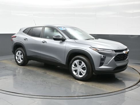 Used 2025 Chevrolet Trax LS w/ Driver Confidence Package image 8