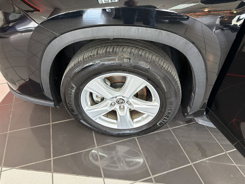 Used 2025 Toyota Highlander LE FWD image 32