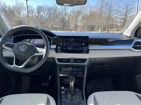 Certified 2025 Volkswagen Taos SE w/ Panoramic Sunroof Package FWD image 28