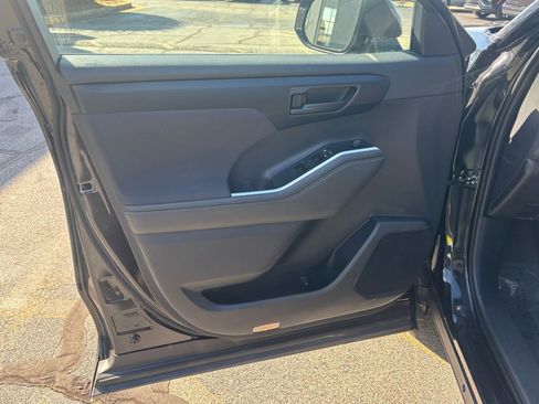 Used 2025 Toyota Highlander LE image 25