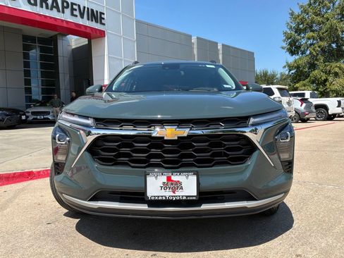 Used 2025 Chevrolet Trax LT FWD image 3