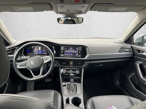 Used 2024 Volkswagen Jetta SE FWD image 17