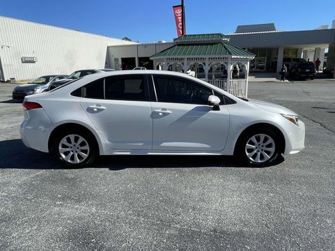 Used 2025 Toyota Corolla LE image 2