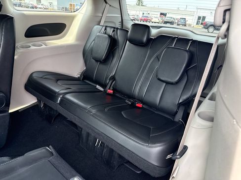 Used 2024 Chrysler Pacifica Touring-L FWD image 19