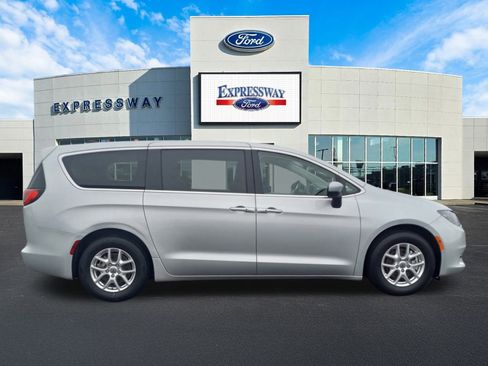 Used 2023 Chrysler Voyager LX image 5