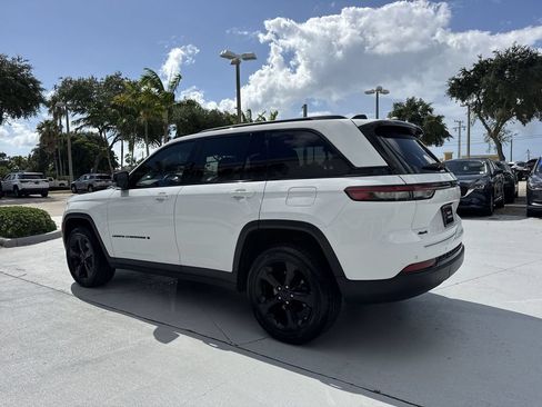 Used 2022 Jeep Grand Cherokee Altitude AWD/4WD image 26