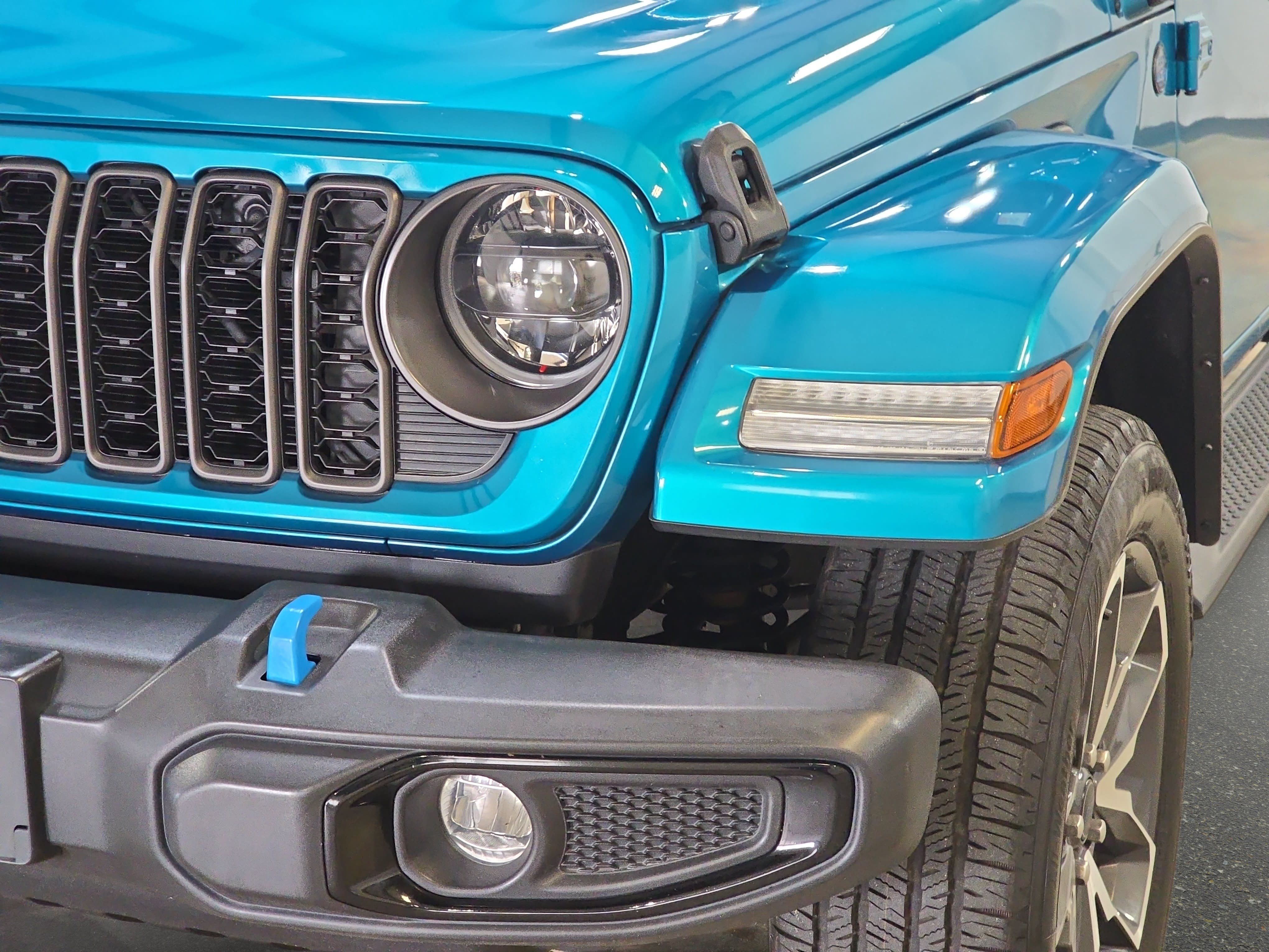 Used 2024 Jeep Wrangler Unlimited w/ Convenience Group AWD/4WD image 28