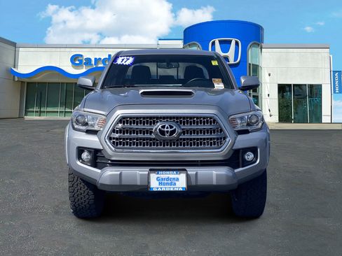 Used 2017 Toyota Tacoma TRD Sport w/ Tow Package (A/T) image 2
