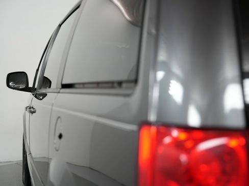 Used 2015 Dodge Grand Caravan SE image 51