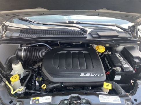 Used 2018 Dodge Grand Caravan SE w/ UConnect Hands-Free Group image 25