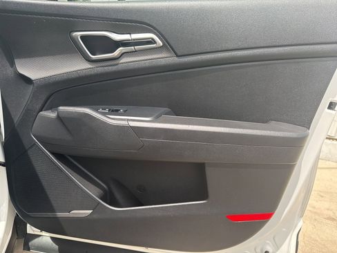 Used 2025 Kia Sportage LX image 17
