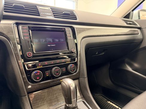 Used 2018 Volkswagen Passat 2.0T SE image 39