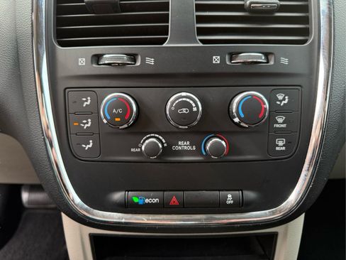 Used 2013 Dodge Grand Caravan SE FWD image 21