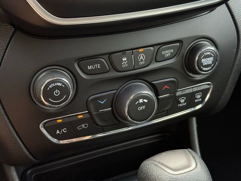 Used 2019 Jeep Cherokee Latitude w/ Popular Appearance Group image 29