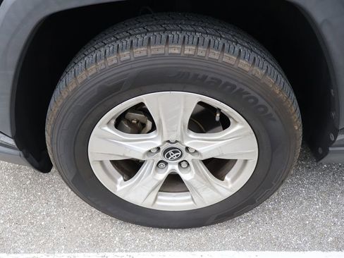 Used 2021 Toyota RAV4 XLE w/ Convenience Package image 4