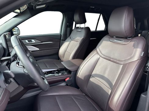 Used 2025 Ford Explorer Platinum image 9