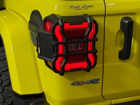 Used 2023 Jeep Wrangler Unlimited Sahara AWD/4WD image 16