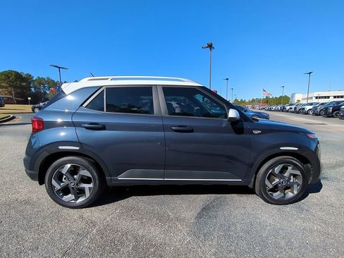 Used 2024 Hyundai Venue Limited image 3