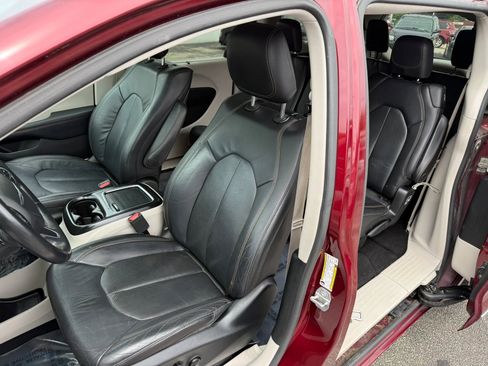 Used 2018 Chrysler Pacifica Touring-L Plus w/ Tire & Wheel Group FWD image 7